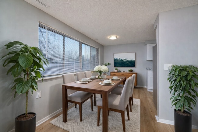 Crescent Gardens in Rochester, NY - Foto de edificio - Building Photo