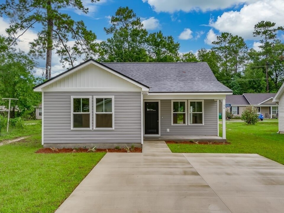 16 Menomini St in Crawfordville, FL - Foto de edificio