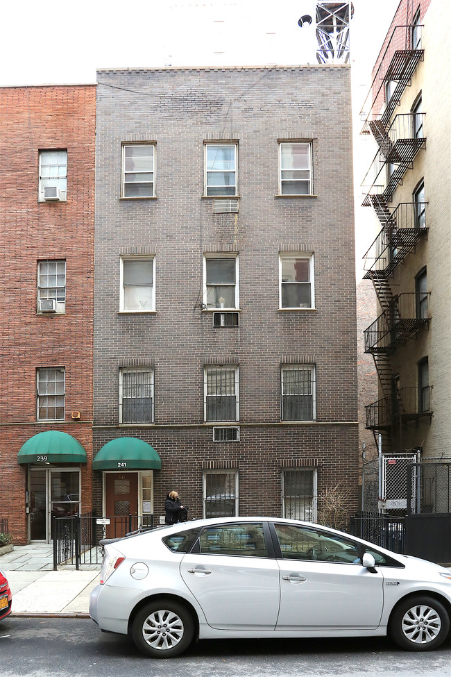 241 E 18th St in New York, NY - Building Photo - Building Photo