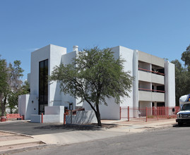 Craycroft Tower Apartments in Tucson, AZ - Building Photo - Building Photo