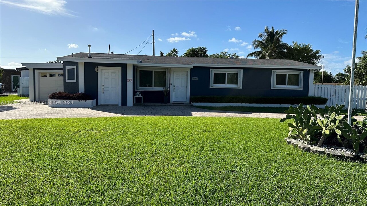 9541 Caribbean Blvd in Cutler Bay, FL - Building Photo