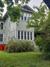 705 W Healey St, Unit #1 in Champaign, IL - Foto de edificio - Building Photo