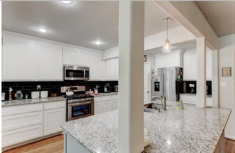 2933 S Hills Ave in Fort Worth, TX - Building Photo - Building Photo