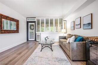 6360 Pelican Bay Blvd in Naples, FL - Building Photo - Building Photo
