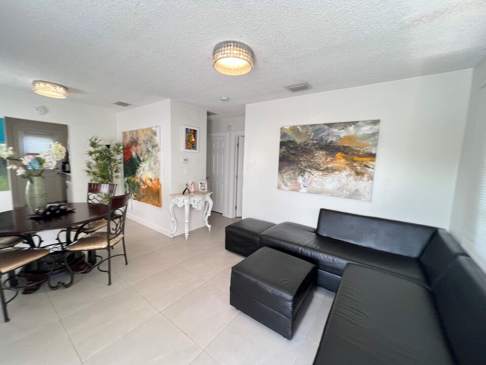 7179 SW 21st St, Unit #1 in Miami, FL - Building Photo