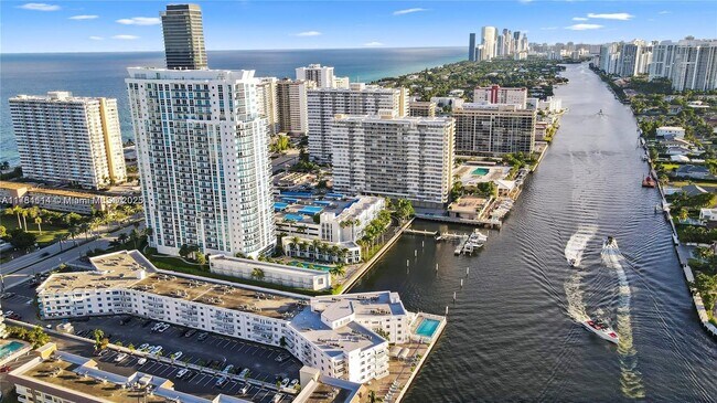 1913 S Ocean Dr, Unit 121 in Hallandale Beach, FL - Foto de edificio - Building Photo