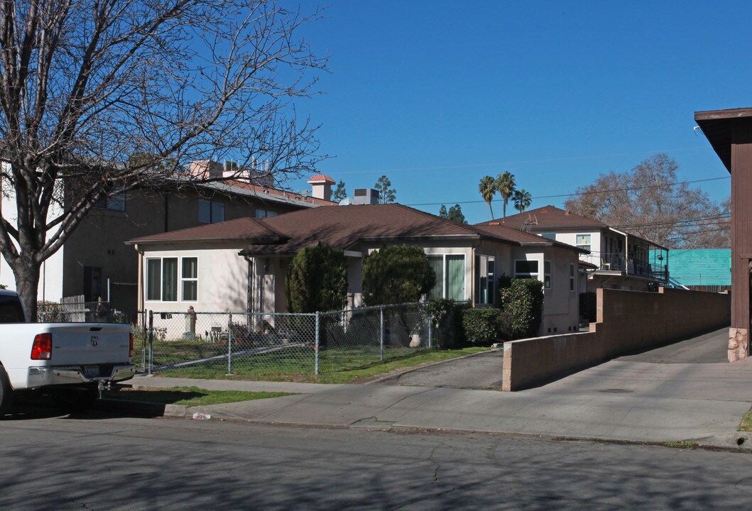 1007 W Angeleno Ave in Burbank, CA - Foto de edificio