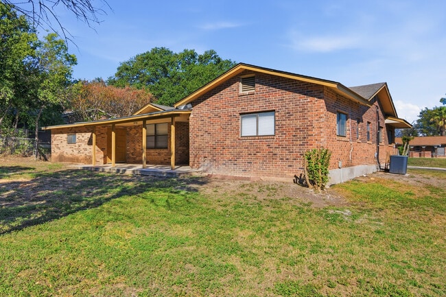 5922 Moon Dance St in San Antonio, TX - Foto de edificio - Building Photo