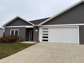 122 Cathy Jean Ct in Waterloo, IA - Building Photo