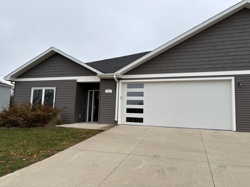 122 Cathy Jean Ct in Waterloo, IA - Building Photo