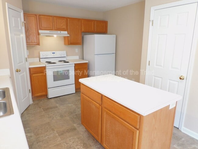 5402 Carriage Woods Dr in Browns Summit, NC - Building Photo - Building Photo