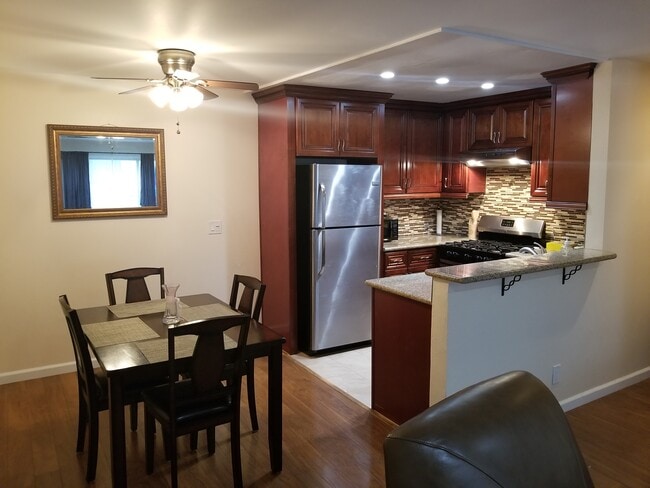 4110 Elm Ave, Unit 202 in Long Beach, CA - Foto de edificio - Building Photo