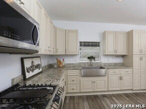 508 E Thompson Pl in San Antonio, TX - Building Photo - Building Photo