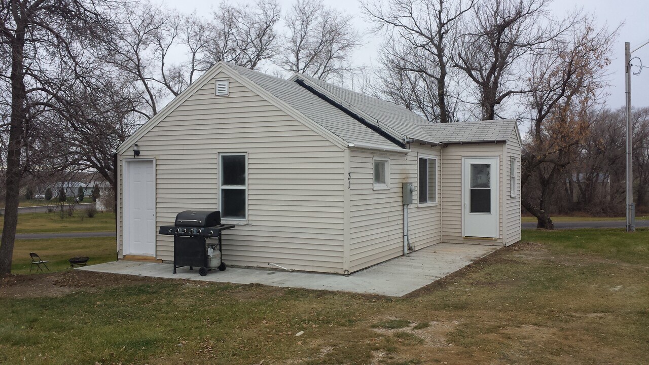 31 2nd St NW in Golden Valley, ND - Building Photo