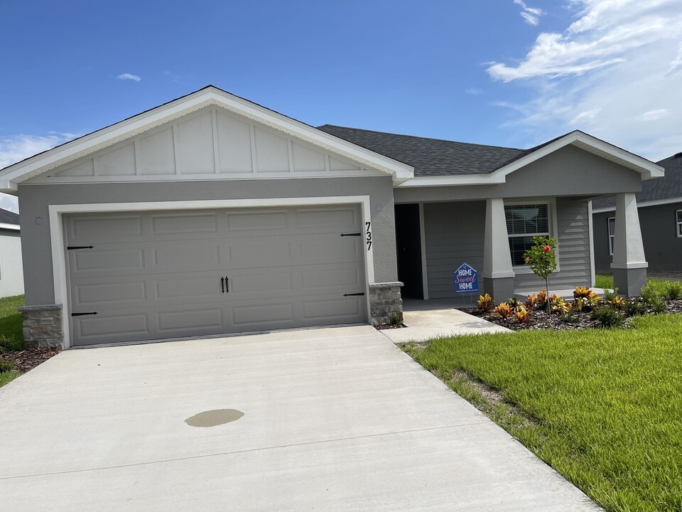737 Daphne Dr in Auburndale, FL - Building Photo