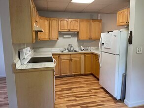 260 Raymond Hill Rd in Montville, CT - Building Photo - Building Photo