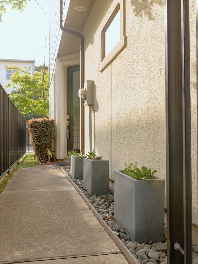 1630 Dennis St in Houston, TX - Building Photo - Building Photo