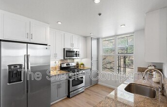 501 Crescent Way in San Francisco, CA - Building Photo - Building Photo