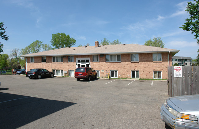 NICOLLET MANOR in Bloomington, MN - Foto de edificio - Building Photo