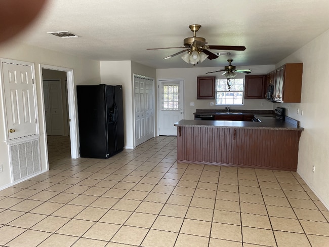 485 Yorktown Dr, Unit A in Canyon Lake, TX - Foto de edificio - Building Photo