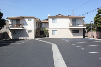 16133 Woodruff Ave in Bellflower, CA - Building Photo - Building Photo