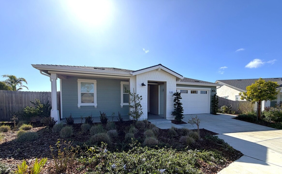 124 Deerbrush Ln in Lompoc, CA - Building Photo