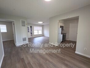 1030 Pine Valley Ln in Titusville, FL - Foto de edificio - Building Photo