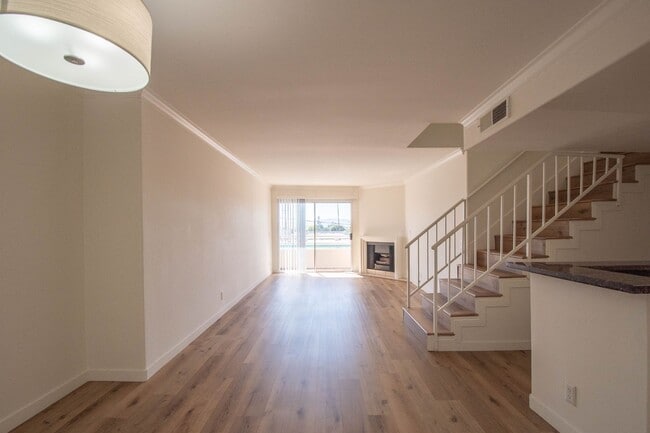 6041 Fulton Ave, Unit 204 in Los Angeles, CA - Building Photo - Building Photo