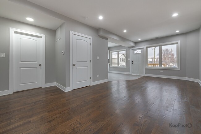 3044 W Irving Park Rd, Unit 2 in Chicago, IL - Building Photo - Building Photo