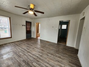 403 9th Ave SW in Independence, IA - Building Photo - Building Photo