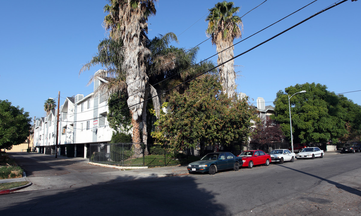 Woodridge Villas in Canoga Park, CA - Foto de edificio