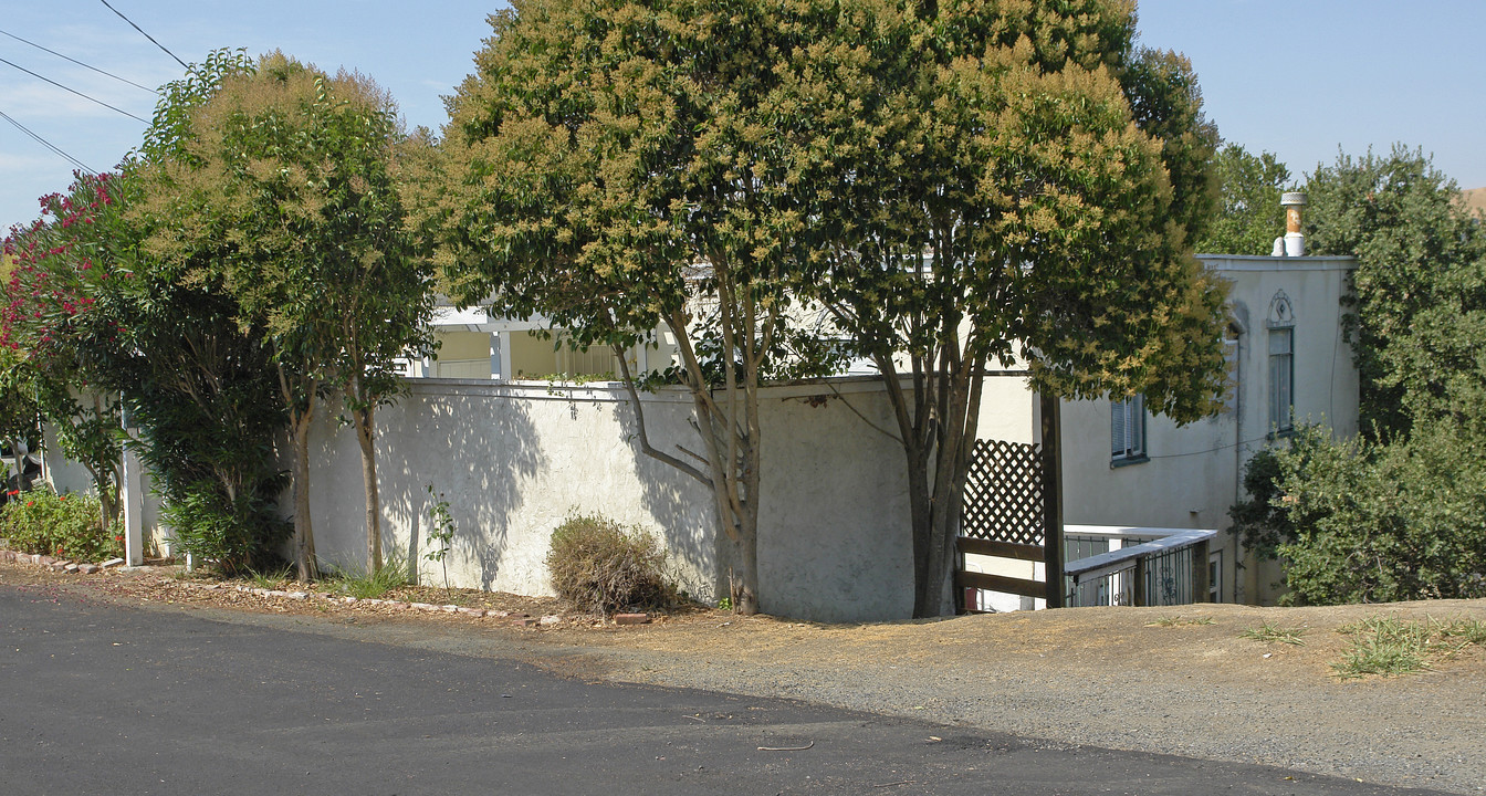 2220 S Crest Ave in Martinez, CA - Foto de edificio