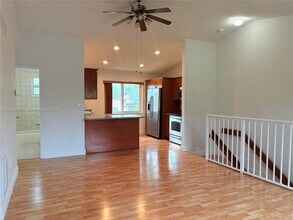 8039 Lake Dr in Doral, FL - Building Photo - Building Photo