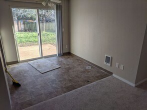 2440 SE 8th Ct in Gresham, OR - Building Photo - Building Photo