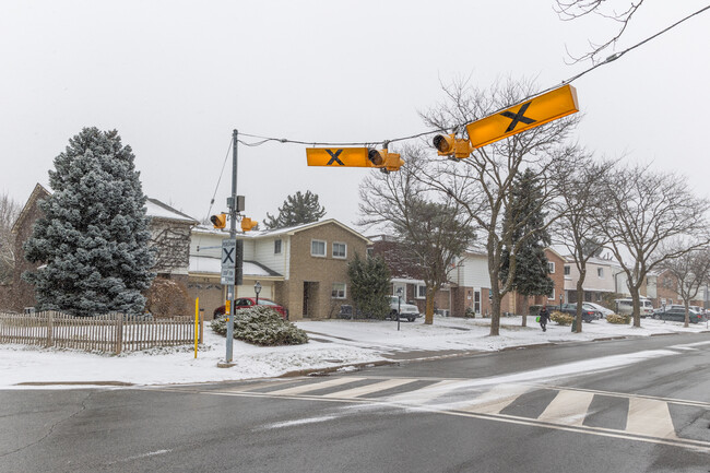 104 Brimwood Blvd in Toronto, ON - Building Photo - Building Photo