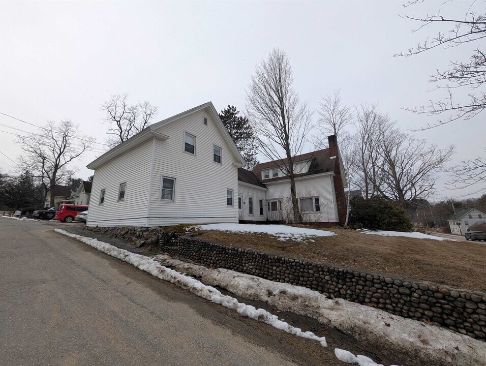 73 Highland St in Plymouth, NH - Foto de edificio