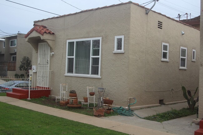 911 S Marguerita Ave in Alhambra, CA - Foto de edificio - Building Photo