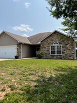 619 Oakmont Dr in Warrensburg, MO - Building Photo