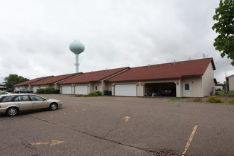 1212 Hanley Rd in Hudson, WI - Foto de edificio - Building Photo