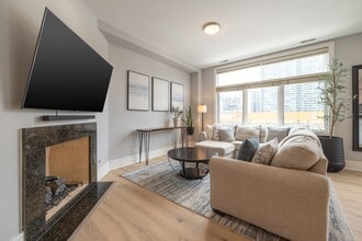 711 W Grand Ave, Unit 404 in Chicago, IL - Building Photo - Building Photo
