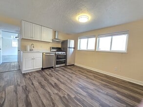 2356 E Falcon Wy in Sandy, UT - Building Photo - Building Photo