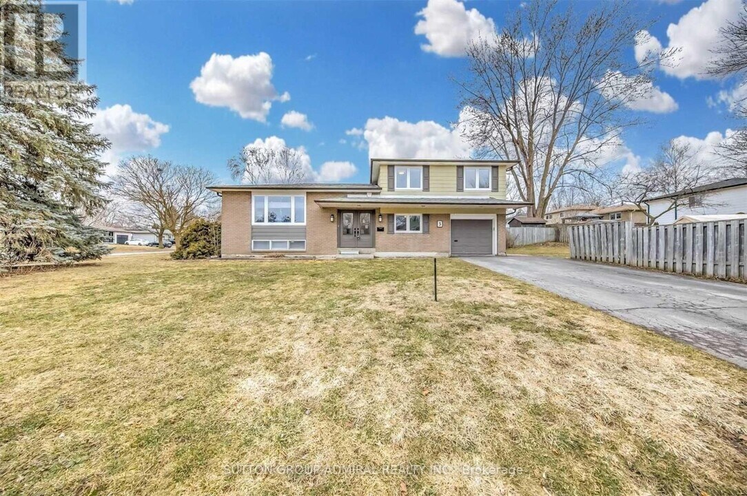 3 Hill Dr in Aurora, ON - Building Photo