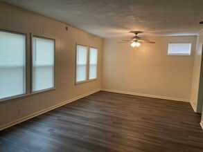 209 E Howard St in Glennville, GA - Foto de edificio - Building Photo