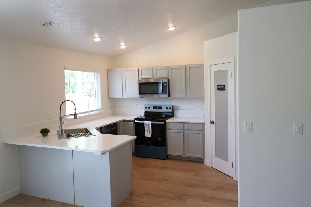 8189 E Water Stone Ct in Nampa, ID - Building Photo