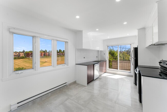 2632 Modugno Rue in St. Laurent, QC - Building Photo - Building Photo