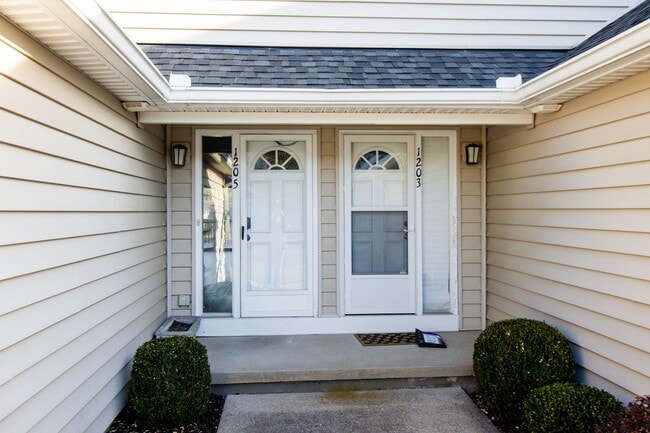 1205 Canyon View Rd in Northfield, OH - Building Photo - Building Photo