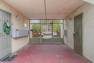 8101 Larson Ave in Garden Grove, CA - Foto de edificio - Building Photo