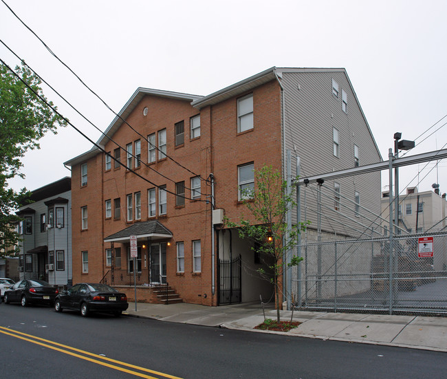 23-25 Mott St in Newark, NJ - Building Photo - Building Photo