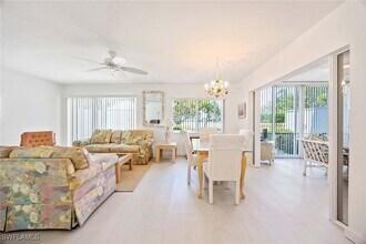 3100 Kings Lake Blvd in Naples, FL - Foto de edificio - Building Photo