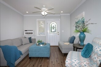 255 E Main St in East Islip, NY - Foto de edificio - Building Photo